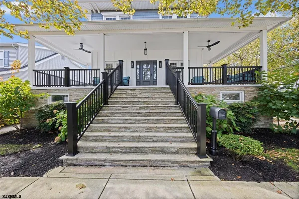 a view of entryway with a front door