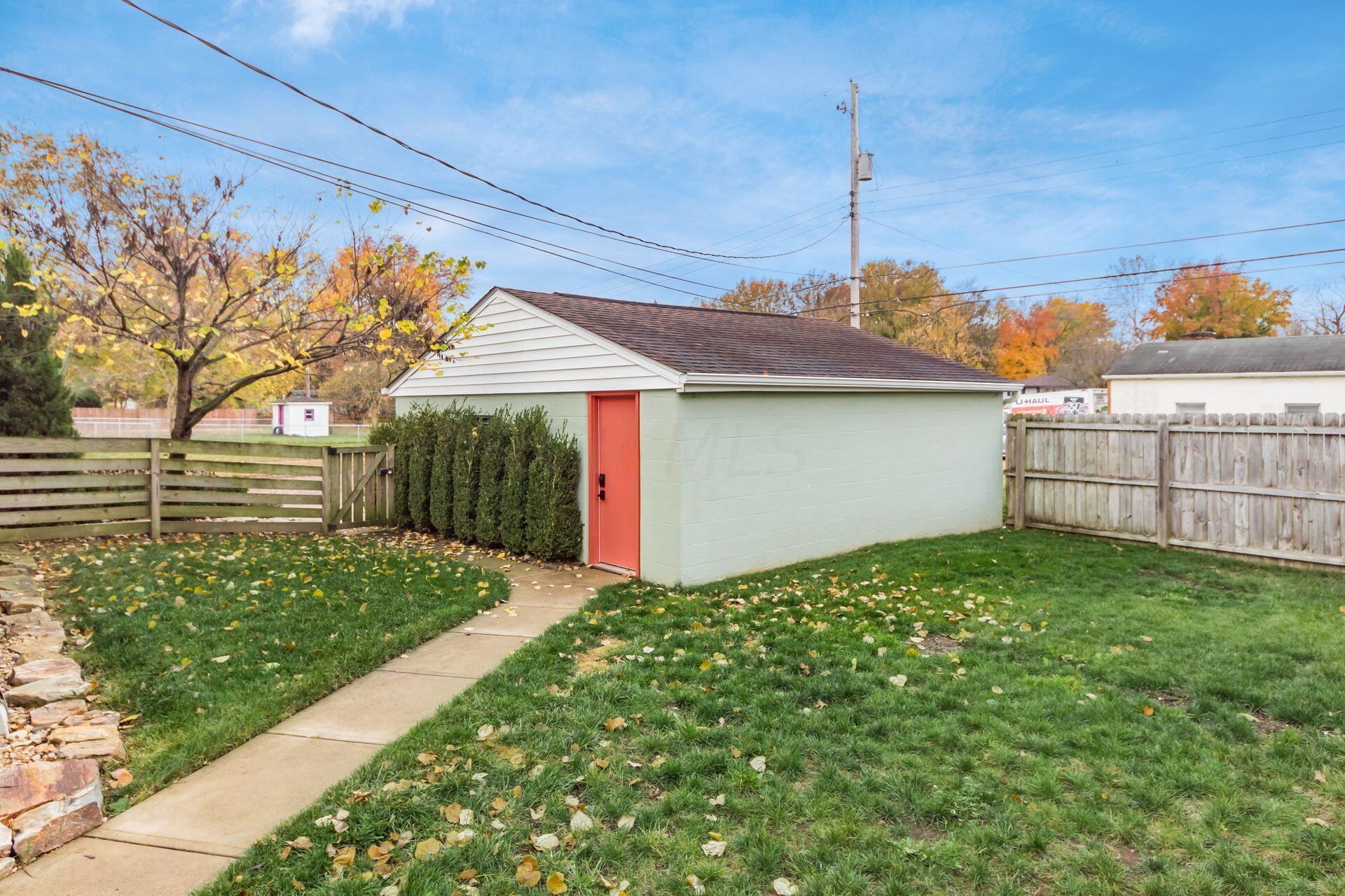 928 Garvey Road Columbus, OH 43229 - Photo 27 of 28 032_f317a3194_M 928 Garvey092