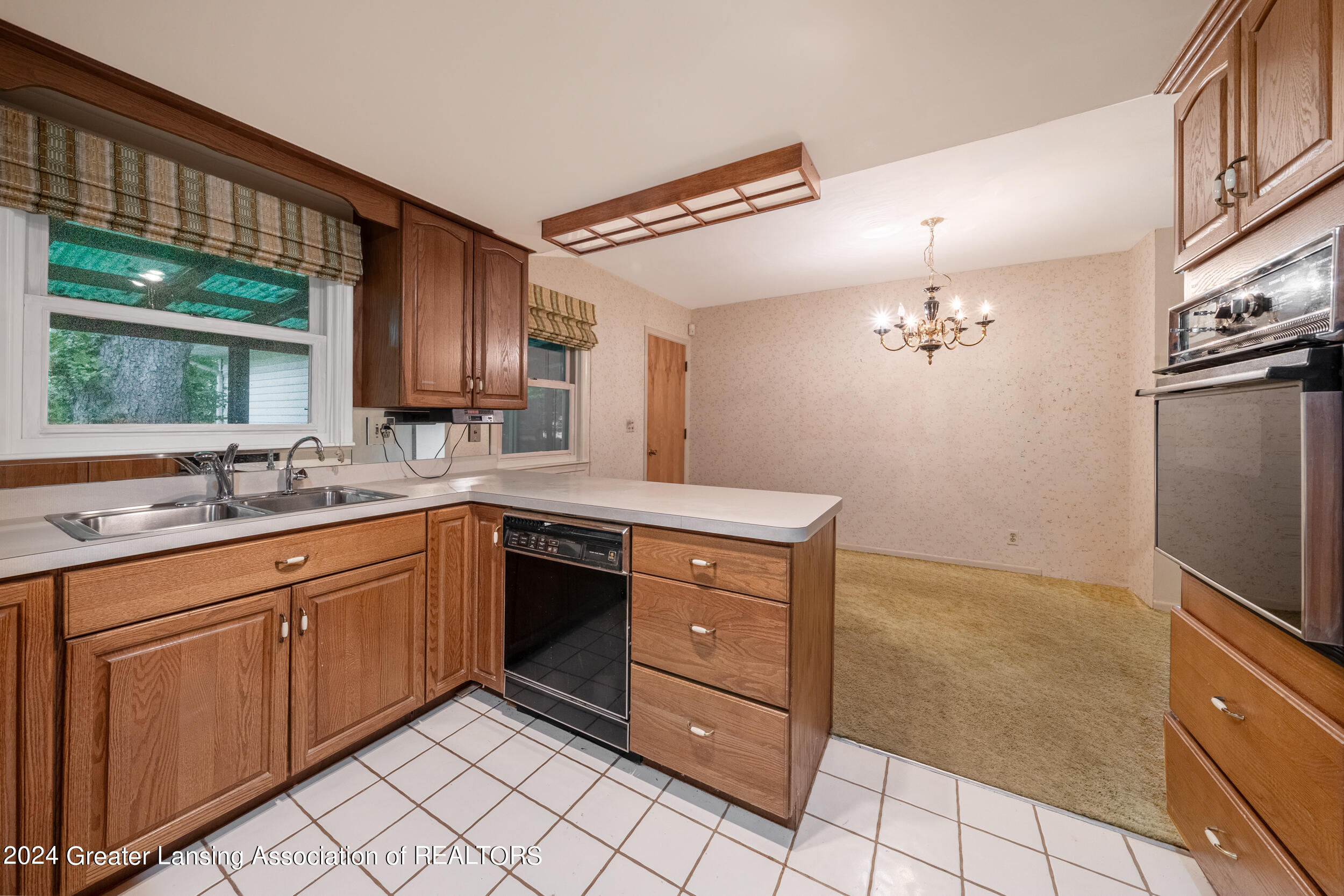 14020 Airport Road Lansing, MI 48906 - Photo 4 of 27 Kitchen/Dining