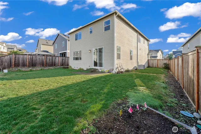 a view of a house with backyard and garden