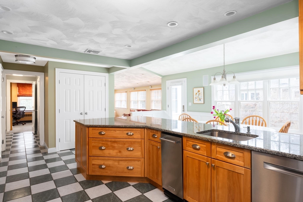99 Hagen Road Newton, MA 02459 - Photo 7 of 17