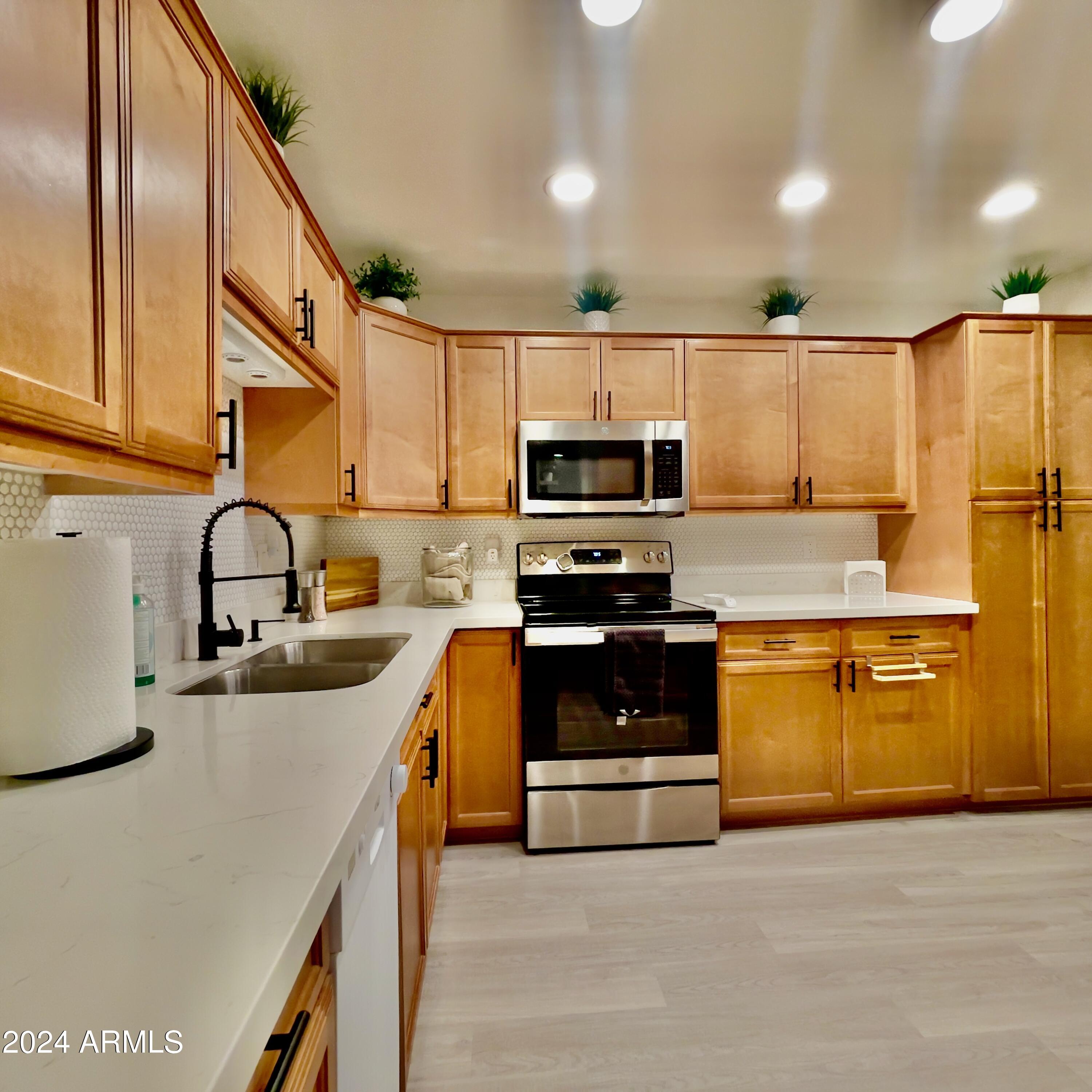 425 South Parkcrest, Unit 327 Mesa, AZ 85206 - Photo 6 of 29 Kicthen