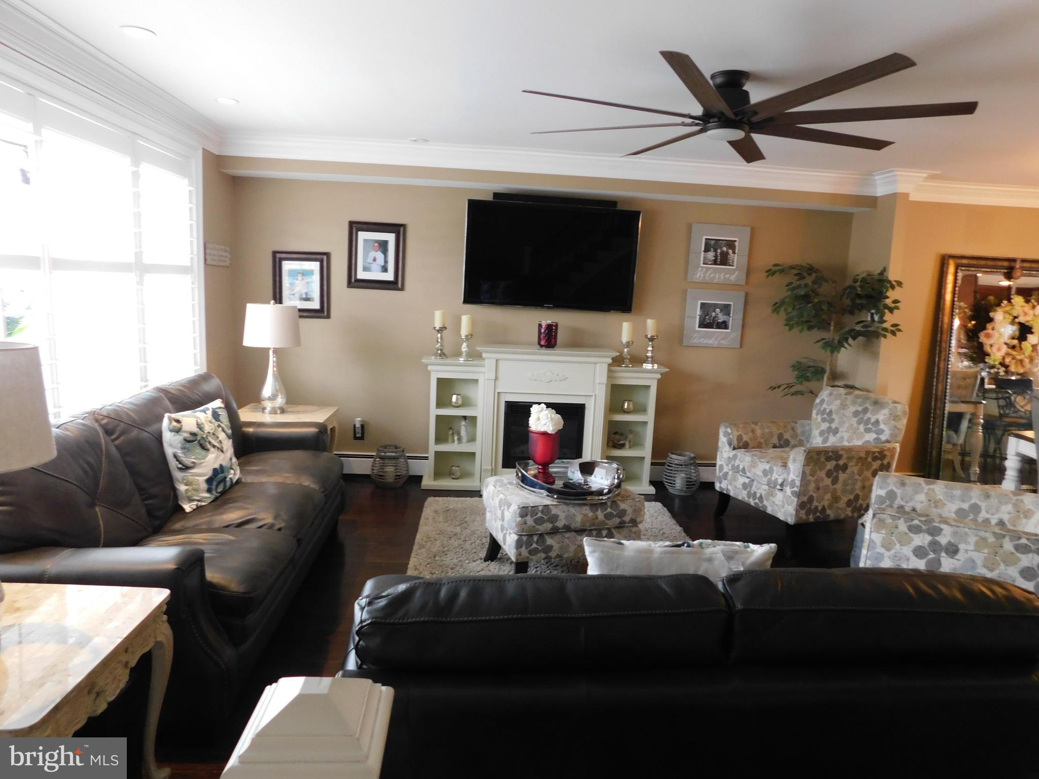 10039 South Canterbury Road Philadelphia, PA 19114 - Photo 2 of 11 Living room