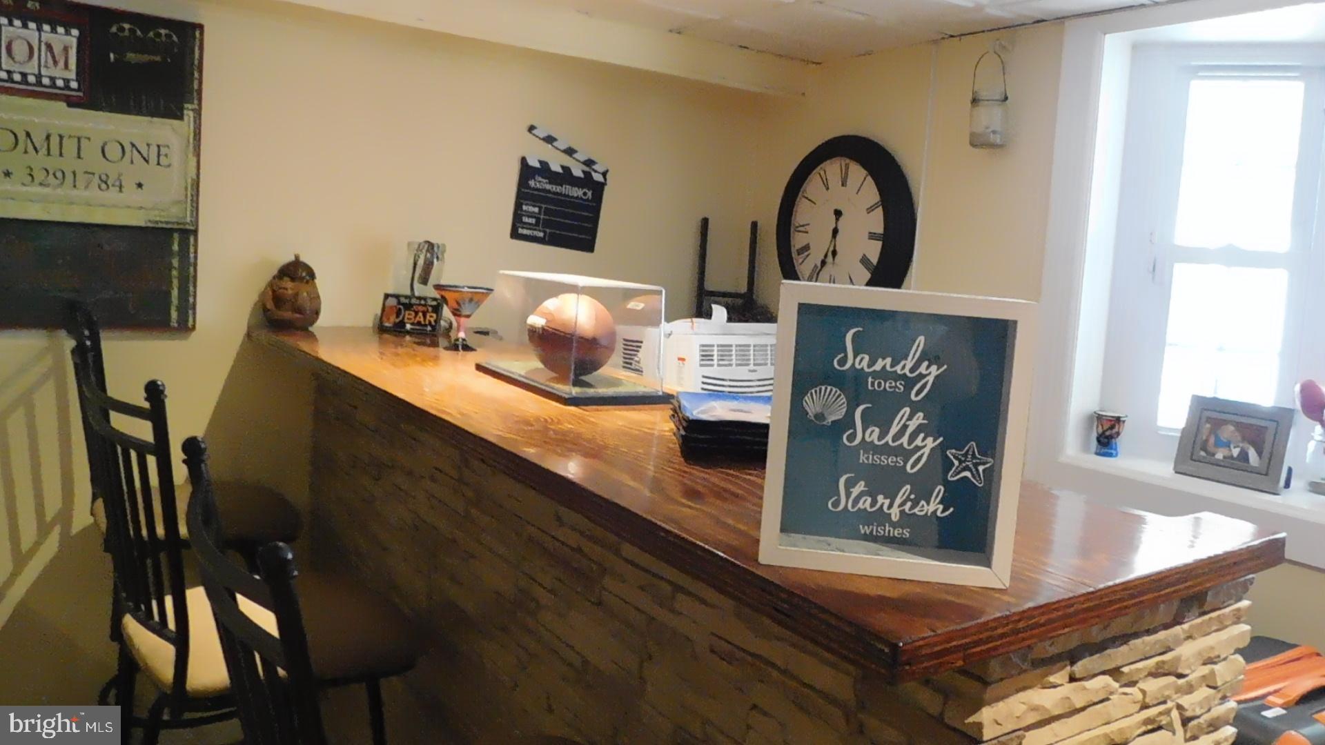 10039 South Canterbury Road Philadelphia, PA 19114 - Photo 11 of 11 Basement bar