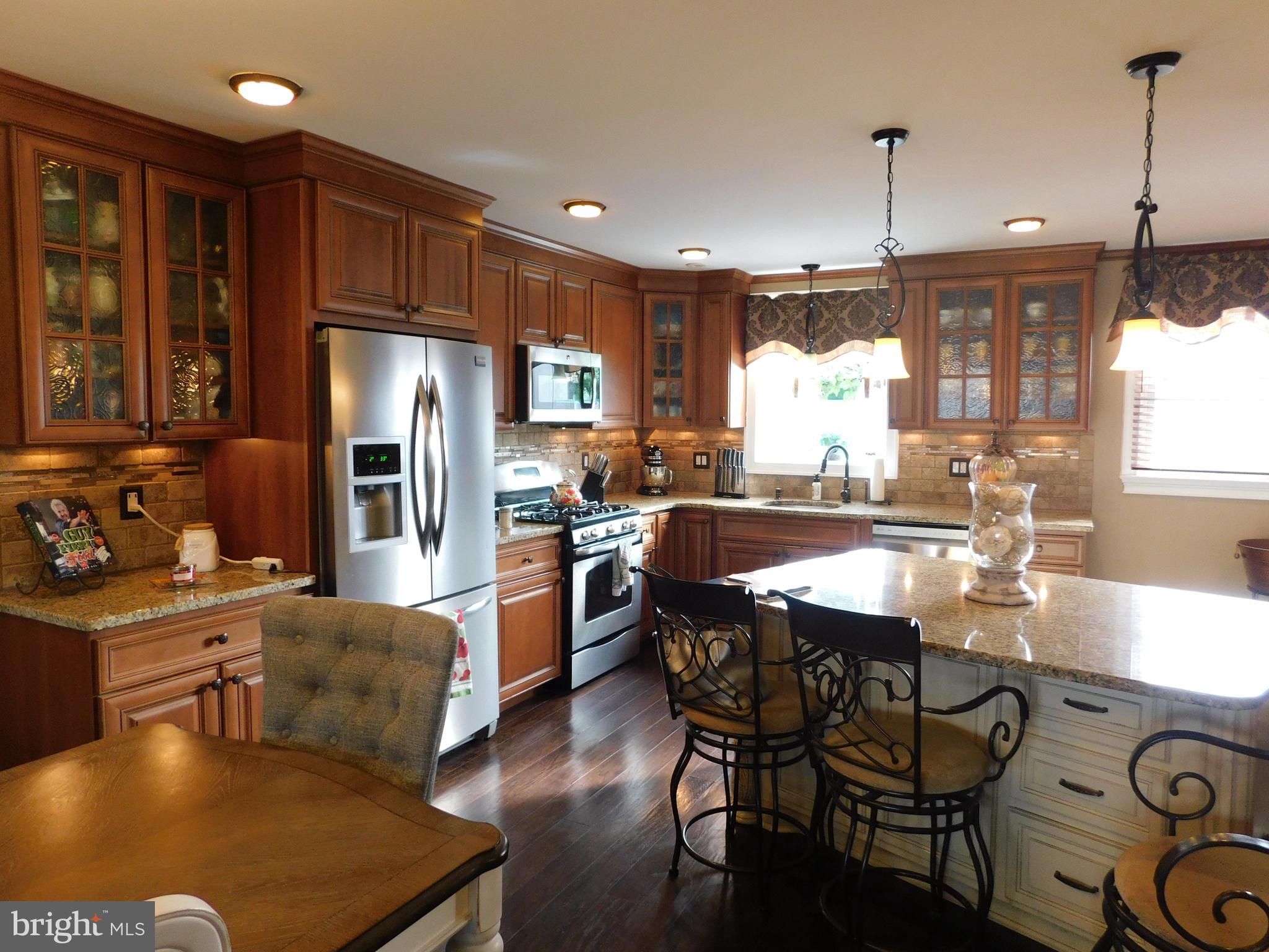 10039 South Canterbury Road Philadelphia, PA 19114 - Photo 3 of 11 Dining Room area