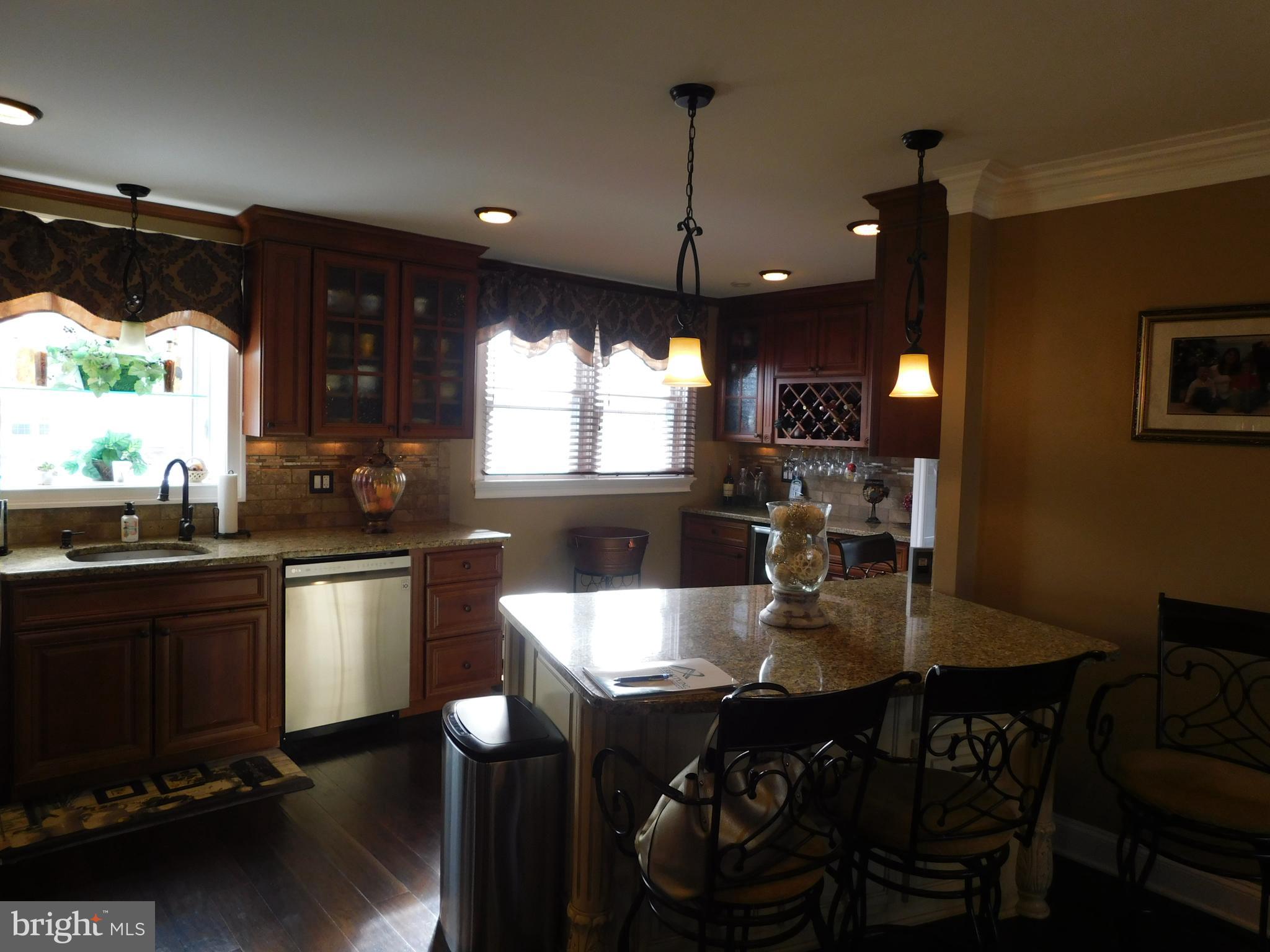 10039 South Canterbury Road Philadelphia, PA 19114 - Photo 4 of 11 Kitchen breakfast bar