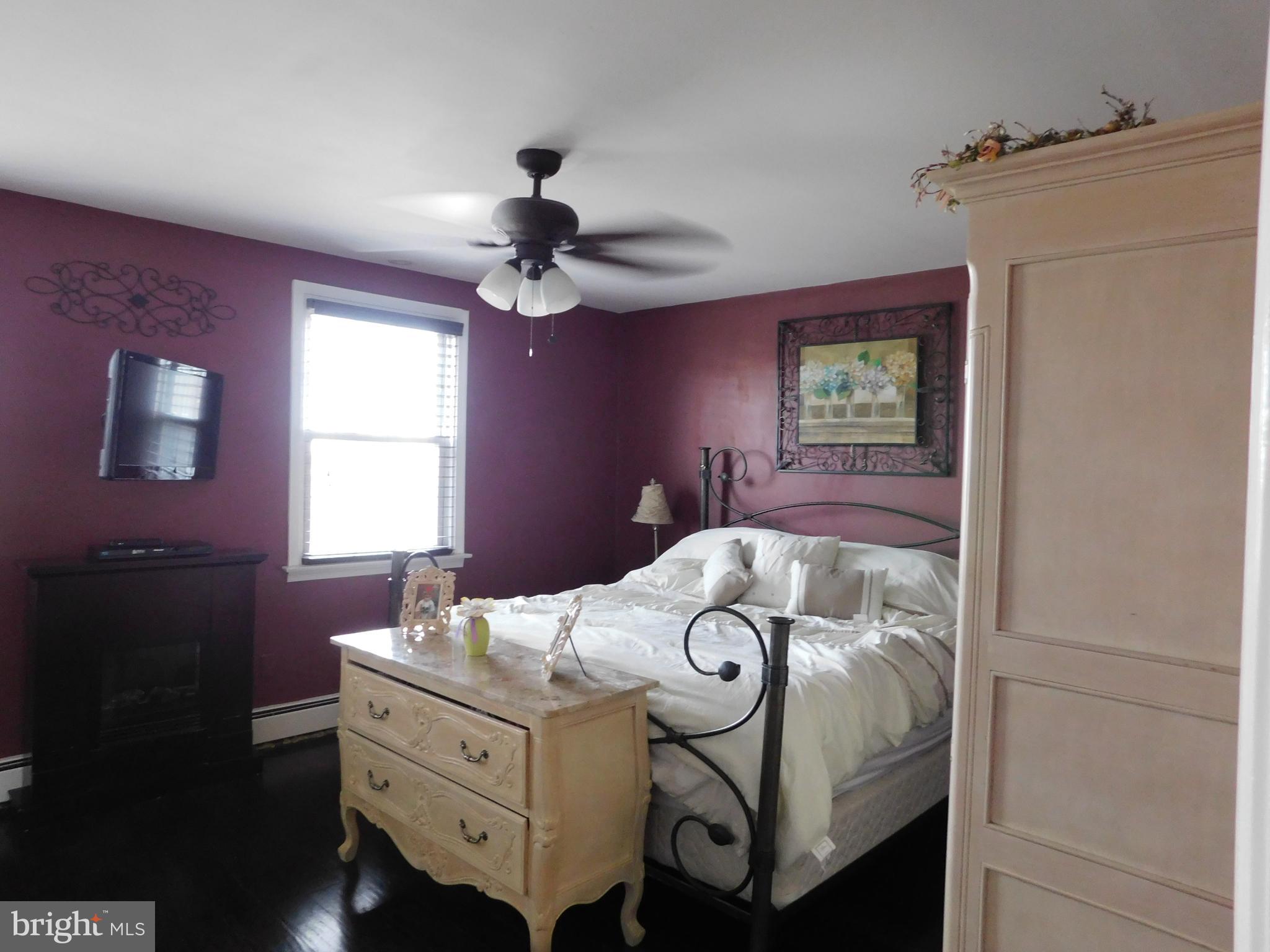 10039 South Canterbury Road Philadelphia, PA 19114 - Photo 5 of 11 Master bedroom