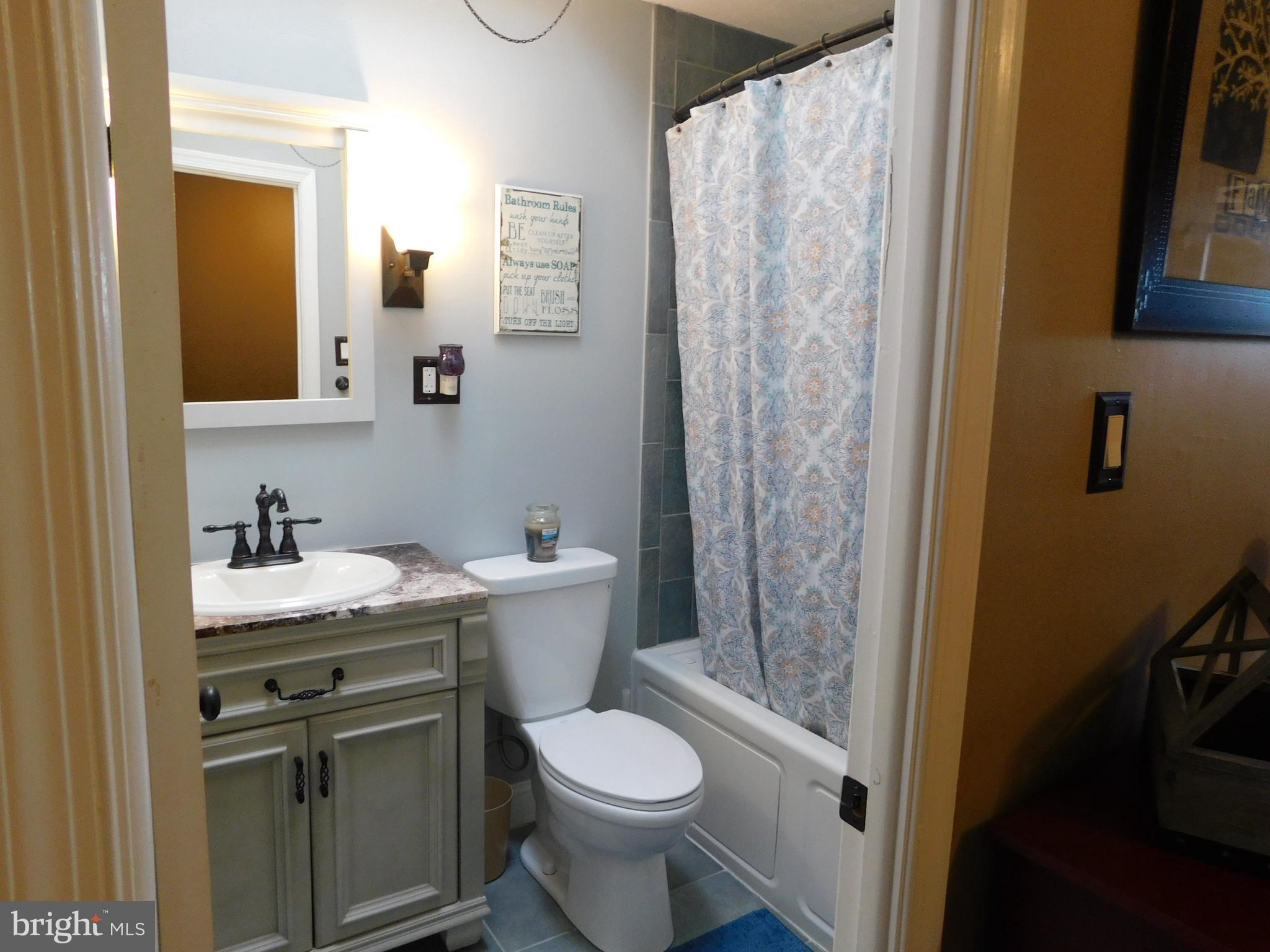 10039 South Canterbury Road Philadelphia, PA 19114 - Photo 6 of 11 Hall bath