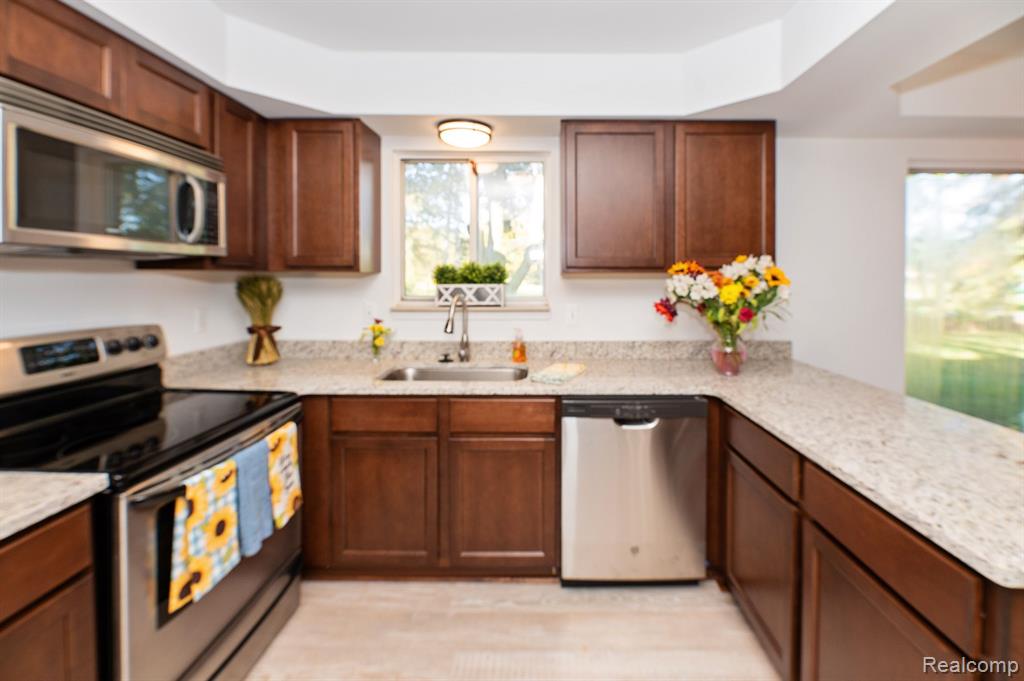 645 Lockmoore Court Rochester Hills, MI 48307 - Photo 13 of 56