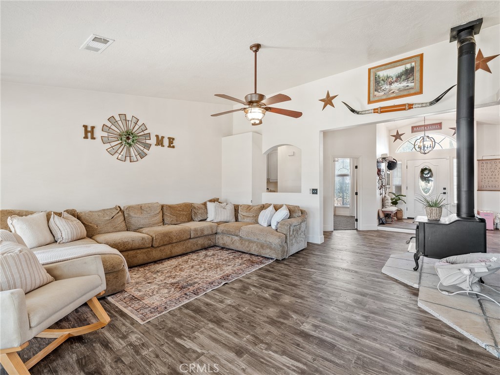 6370 Fremontia Road Hesperia, CA 92344 - Photo 20 of 62 a living room with furniture