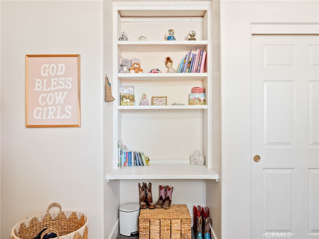 6370 Fremontia Road Hesperia, CA 92344 - Photo 38 of 62 a shelf with books and knick knacks on it