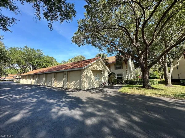$3,800 | 241 Robin Hood Circle, Unit 204, Naples, FL 34104