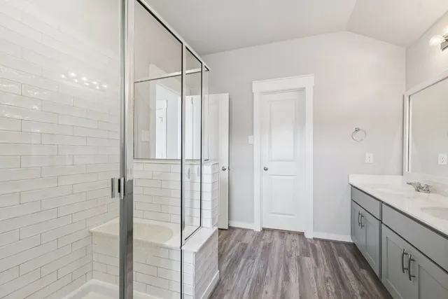 an empty room with closet and a ceiling fan