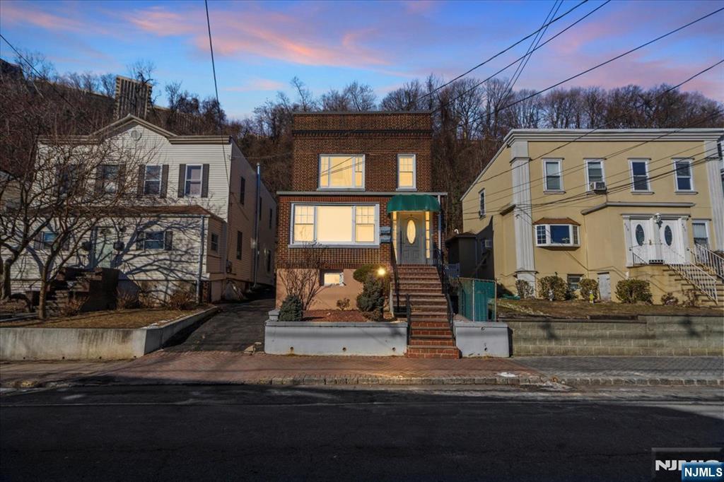 436 Undercliff Avenue, Unit 1 Edgewater, NJ 07020 - Photo 15 of 16 a front view of a house