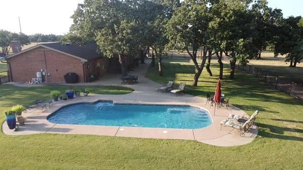 a view of a house with backyard