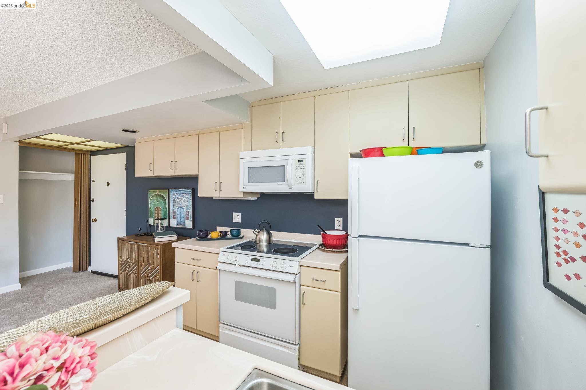 2550 Dana Street, Unit 2F Berkeley, CA 94704 - Photo 11 of 32 a utility room with cabinets washer and dryer