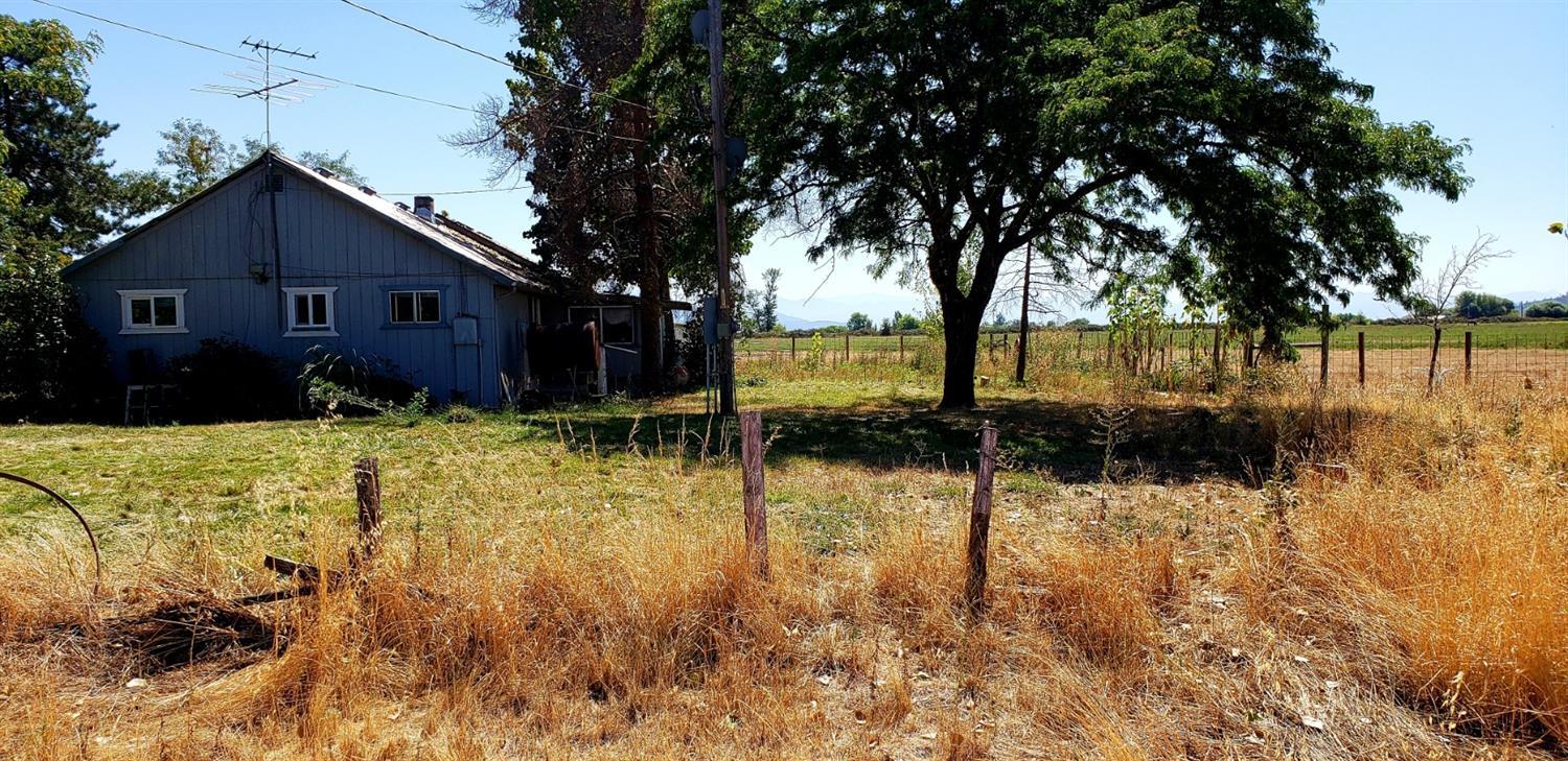 1421 Reese Creek Road Eagle Point, OR 97524 - Photo 14 of 34 a backyard of a house with lots of green space