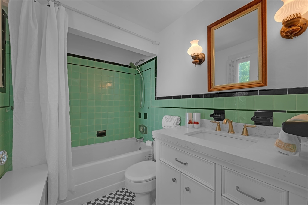 71 Morningside Road Worcester, MA 01602 - Photo 23 of 42 a bathroom with a sink a toilet and a bathtub