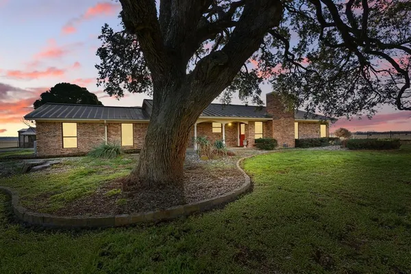 a view of a yard in front of house