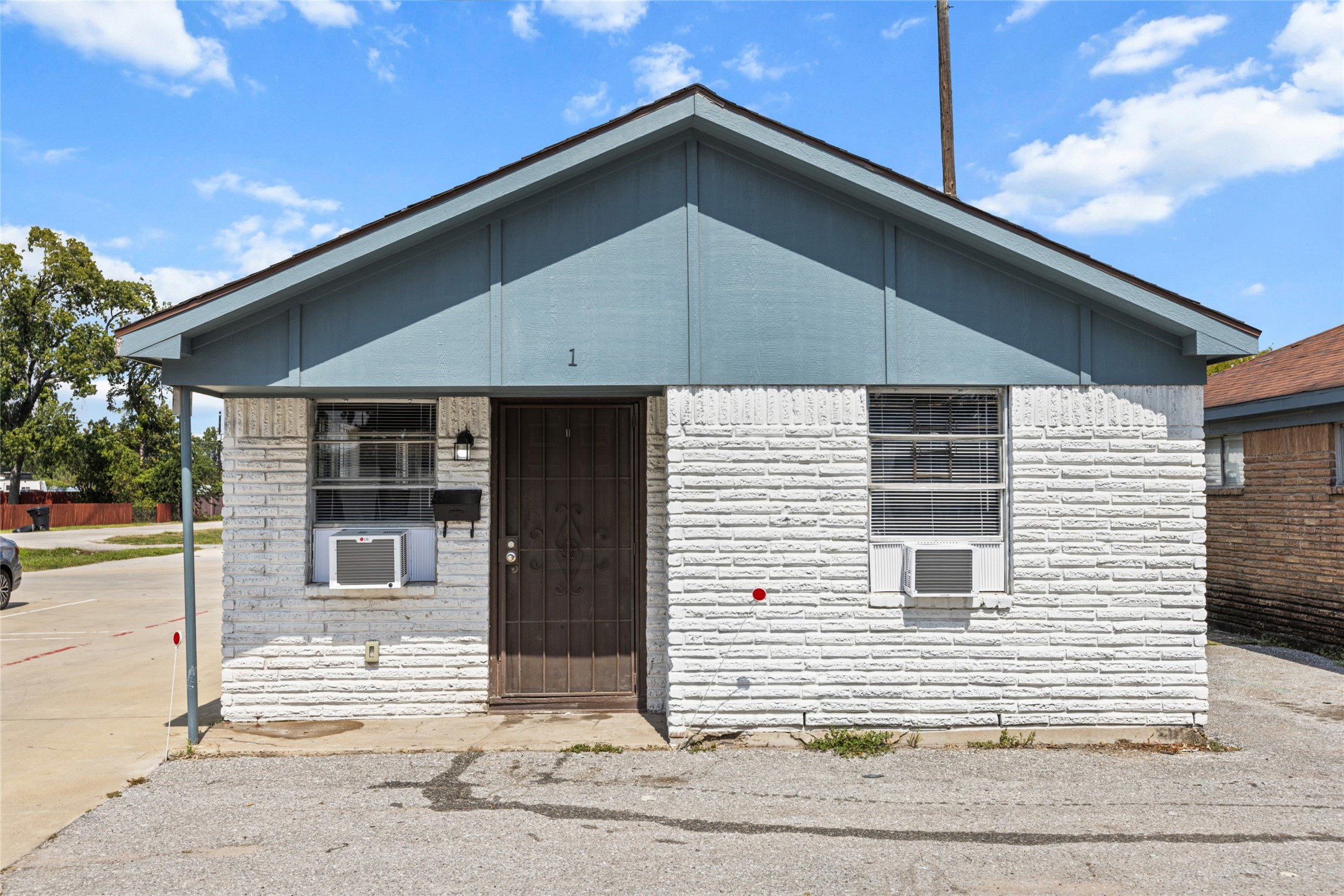 5718 Pickfair Street, Unit 4 Houston, TX 77026 - Photo 13 of 13 a front view of a house