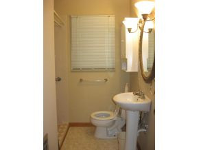 27 Valley View Road Bristol, VA 24202 - Photo 5 of 12 1ST FLOOR FULL BATHTILE SHOWE