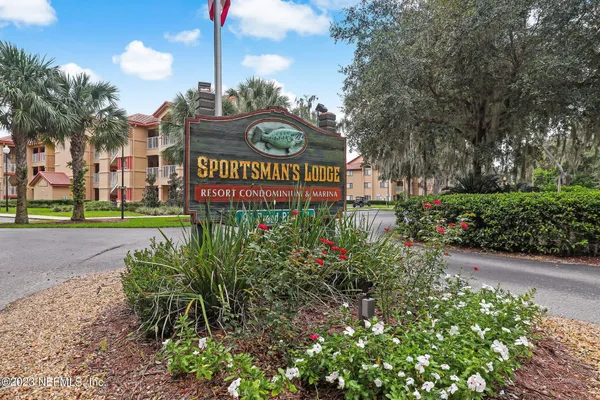 a sign that is sitting in the middle of a park