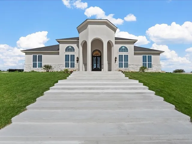 a view of a house with a yard