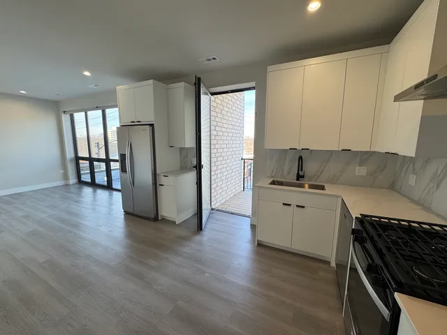 $2,570 | 451 East Pershing Road, Unit 301, Chicago, IL 60653