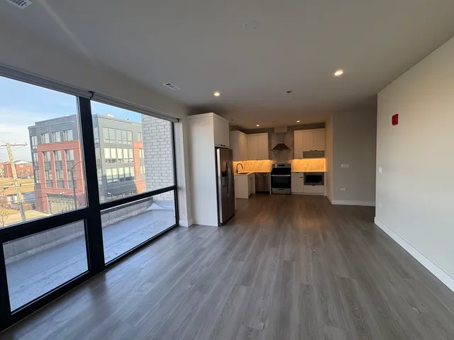 $2,570 | 451 East Pershing Road, Unit 301, Chicago, IL 60653