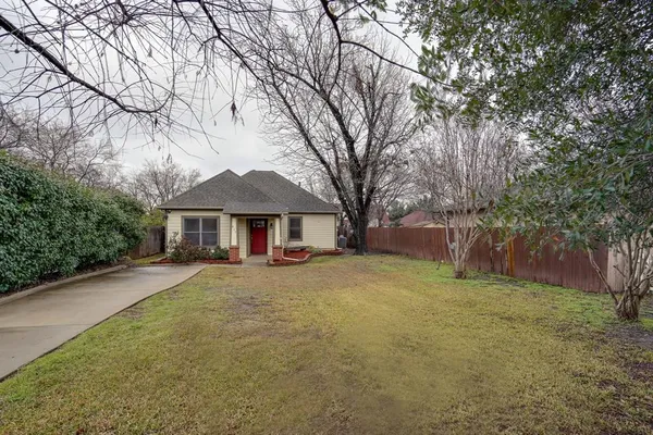 $2,500 | 617 East Worth Street, Grapevine, TX 76051