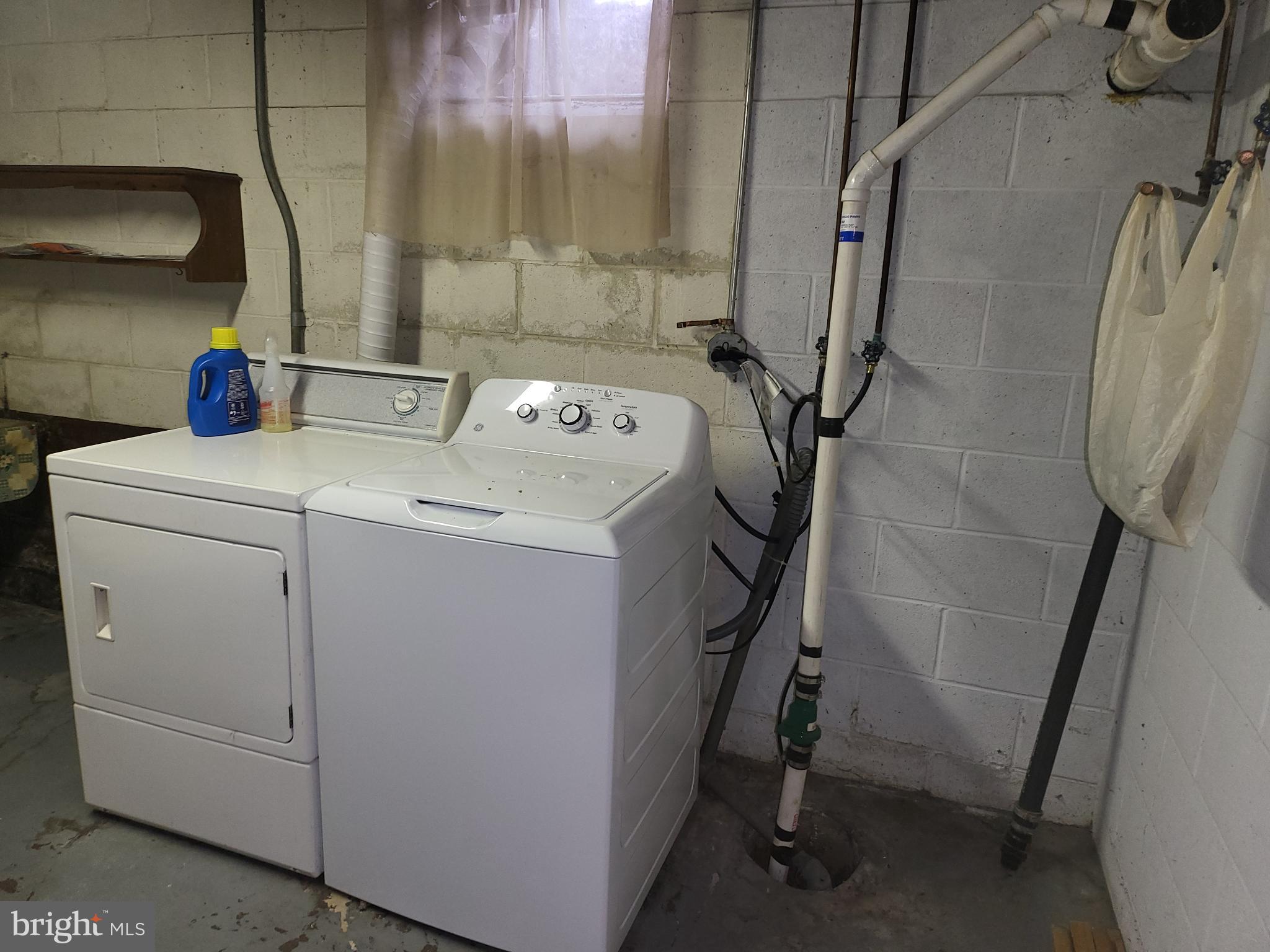 161 Oakhill Road Carlisle, PA 17015 - Photo 20 of 25 a utility room with dryer and washer