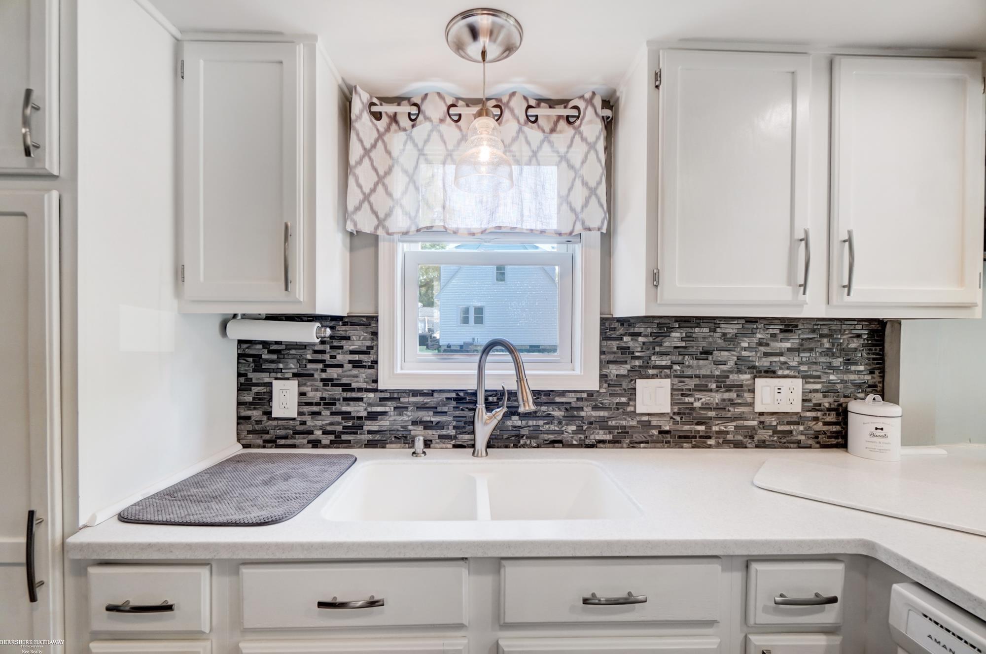 2041 Vivian Road Monroe, MI 48162 - Photo 13 of 42 50152860-b31e324c-49f2-444b-a726-481342e59d66.JPG