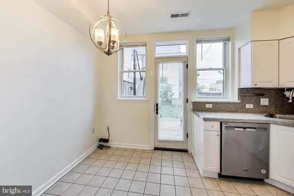 $2,345 | 1749 L Street Northeast, Washington, DC 20002