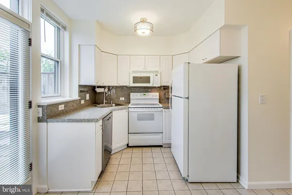 $2,345 | 1749 L Street Northeast, Washington, DC 20002