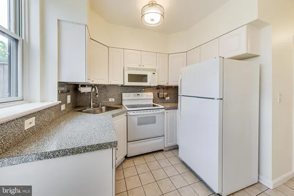 $2,345 | 1749 L Street Northeast, Washington, DC 20002