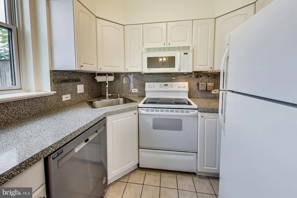 $2,345 | 1749 L Street Northeast, Washington, DC 20002