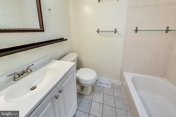 $2,345 | 1749 L Street Northeast, Washington, DC 20002