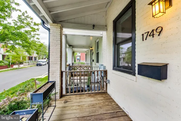 $2,345 | 1749 L Street Northeast, Washington, DC 20002