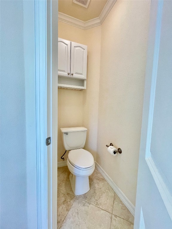 20603 Highland Lake Loop Lago Vista, TX 78645 - Photo 16 of 37 a bathroom with a toilet