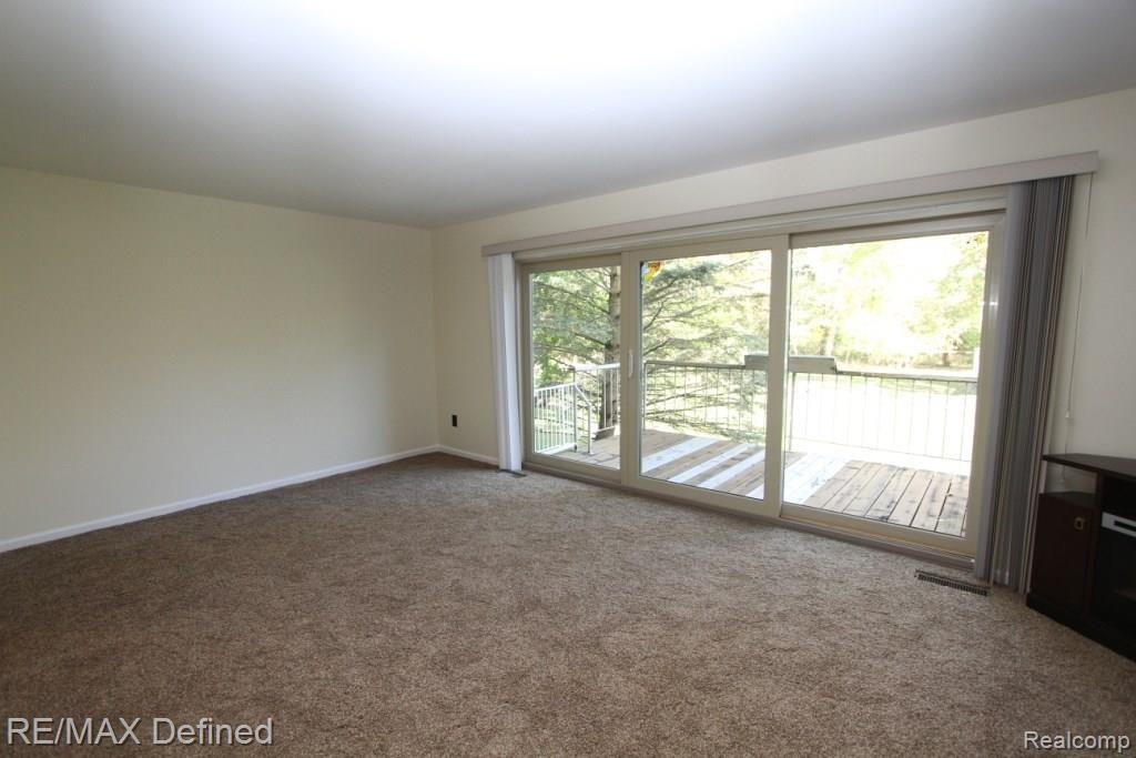 643 Oakbrook West Rochester Hills, MI 48307 - Photo 5 of 16