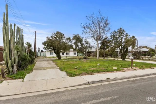 a view of street with a house in the background