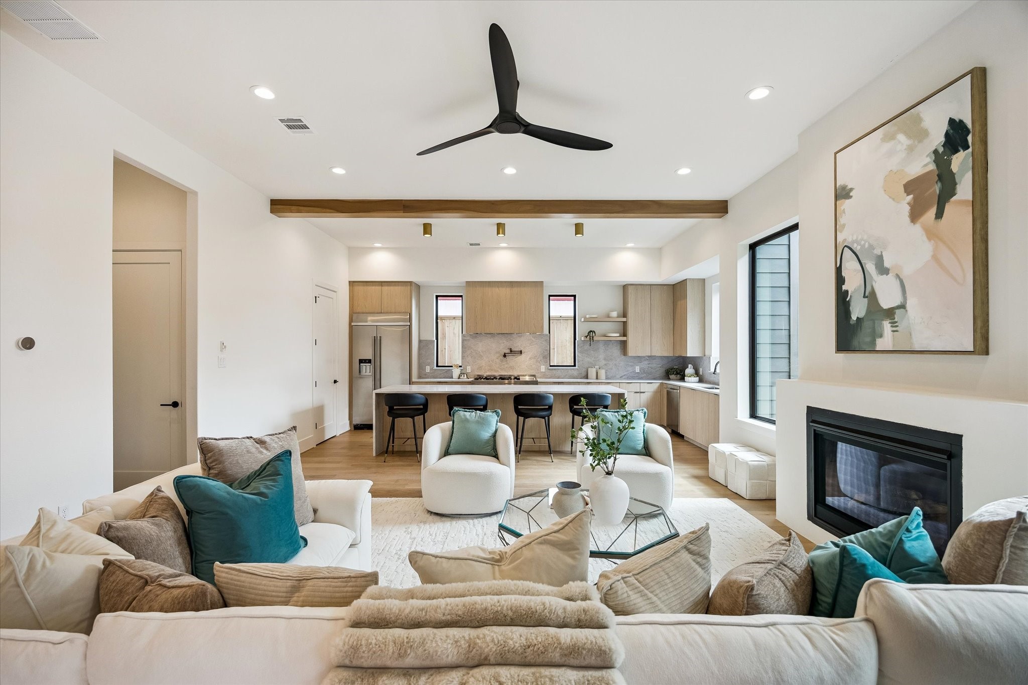 335 Harvard Street Houston, TX 77007 - Photo 7 of 35 Living room – flows seamlessly into the kitchen area and features a ceiling fan, recessed lighting, and an exposed wood beam.