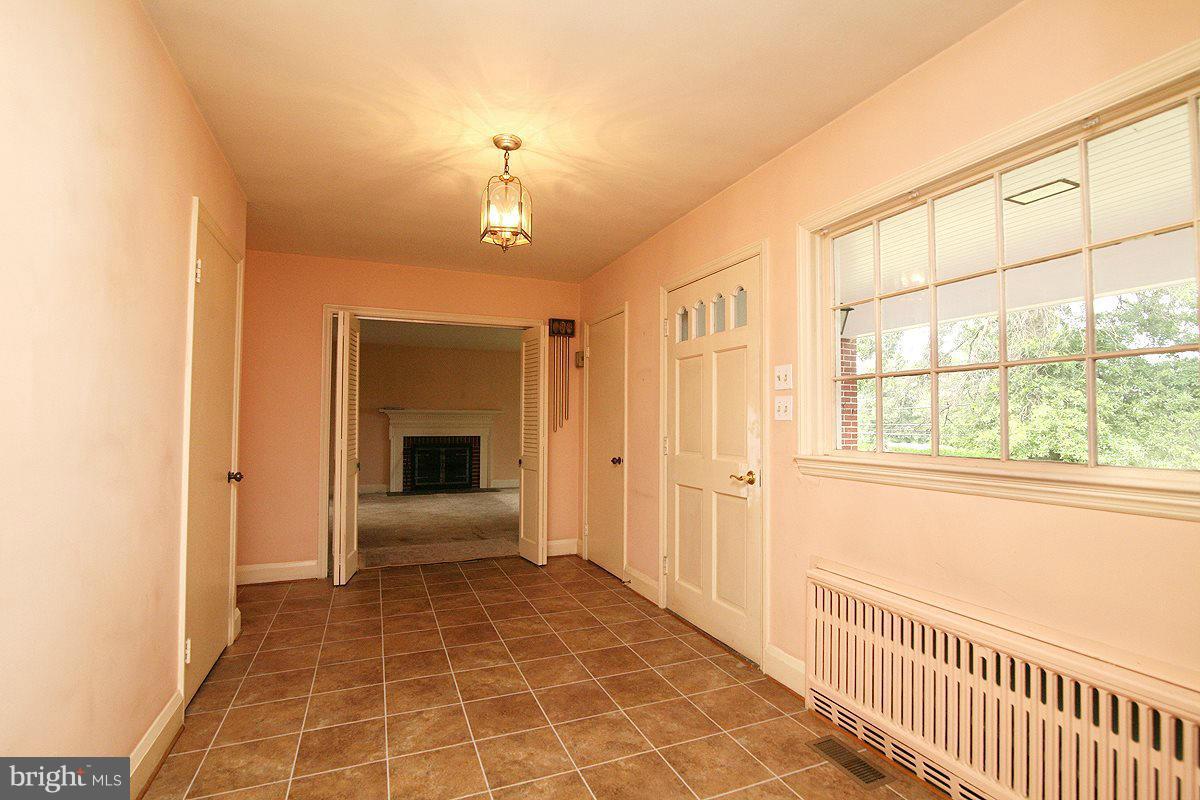 435 Washington Road Westminster, MD 21157 - Photo 4 of 20 Interior (General)