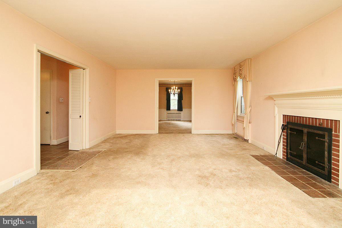 435 Washington Road Westminster, MD 21157 - Photo 5 of 20 Living Room