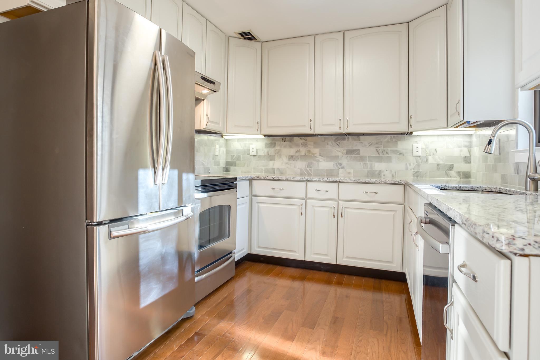 10901 Knights Bridge Court Reston, VA 20190 - Photo 6 of 30 Kitchen - Stainless Steel Appliances