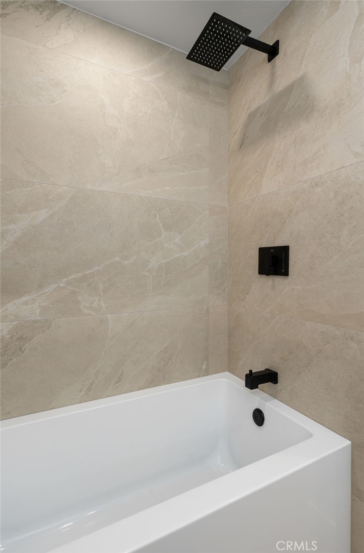 37455 Quarter Valley Road Temecula, CA 92592 - Photo 49 of 64 a bathroom with a bathtub