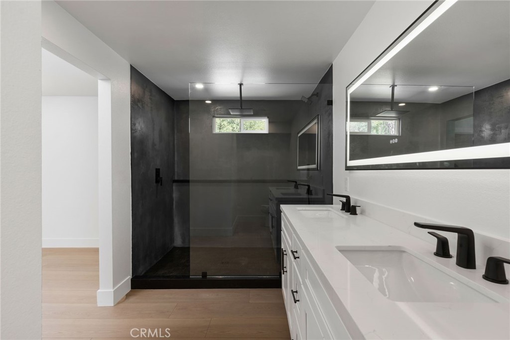 37455 Quarter Valley Road Temecula, CA 92592 - Photo 63 of 64 a bathroom with a bathtub and a sink