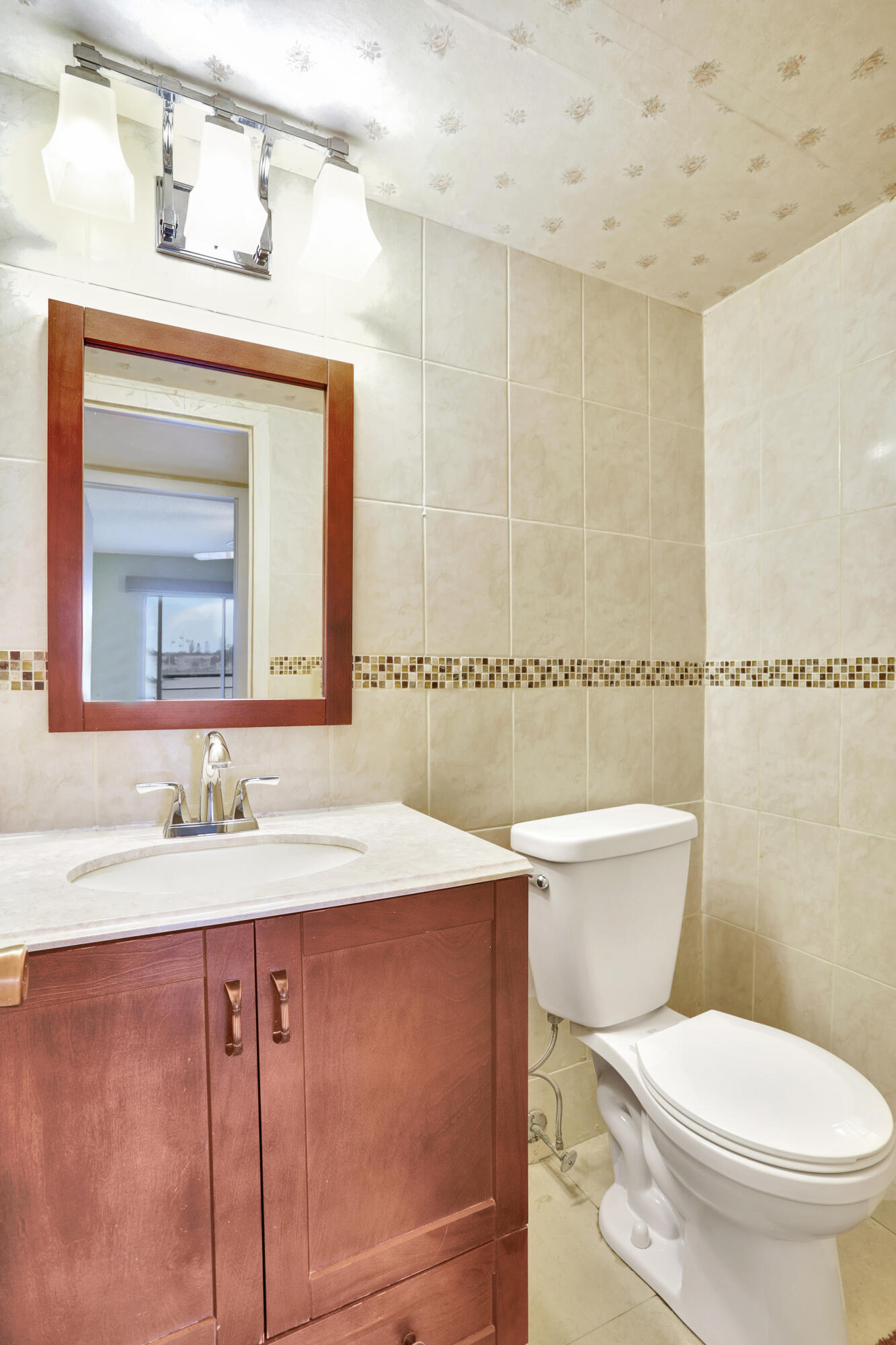 2037 Cornwall East Boca Raton, FL 33434 - Photo 13 of 26 Half-Bathroom