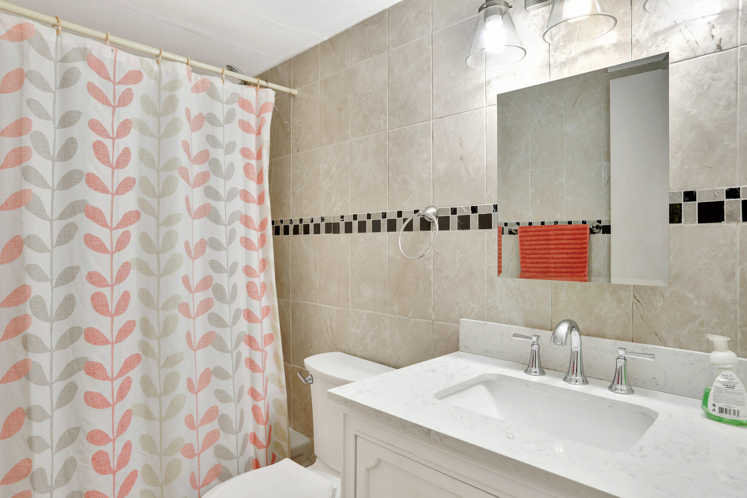 2037 Cornwall East Boca Raton, FL 33434 - Photo 10 of 26 Beautiful Full-Tub Bathroom
