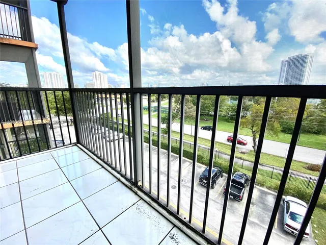$155,000 | 16950 West Dixie Highway, Unit A536, North Miami Beach, FL 33160
